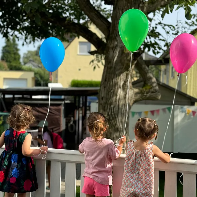 Kinder mit Luftballons